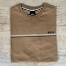 Camiseta manga curta importada Estampa no busto, gola redonda e barra reta.