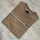 Camiseta manga curta importada Estampa no busto, gola redonda e barra reta.