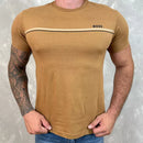 Camiseta manga curta importada Estampa no busto, gola redonda e barra reta.