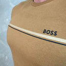 Camiseta manga curta importada Estampa no busto, gola redonda e barra reta.