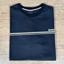 Camiseta manga curta importada Estampa no busto, gola redonda e barra reta.