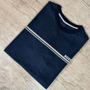 Camiseta manga curta importada Estampa no busto, gola redonda e barra reta.