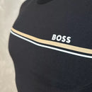 Camiseta manga curta importada Estampa no busto, gola redonda e barra reta.