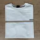 Camiseta manga curta importada Estampa no busto, gola redonda e barra reta.