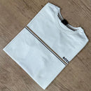 Camiseta manga curta importada Estampa no busto, gola redonda e barra reta.