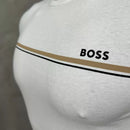 Camiseta manga curta importada Estampa no busto, gola redonda e barra reta.